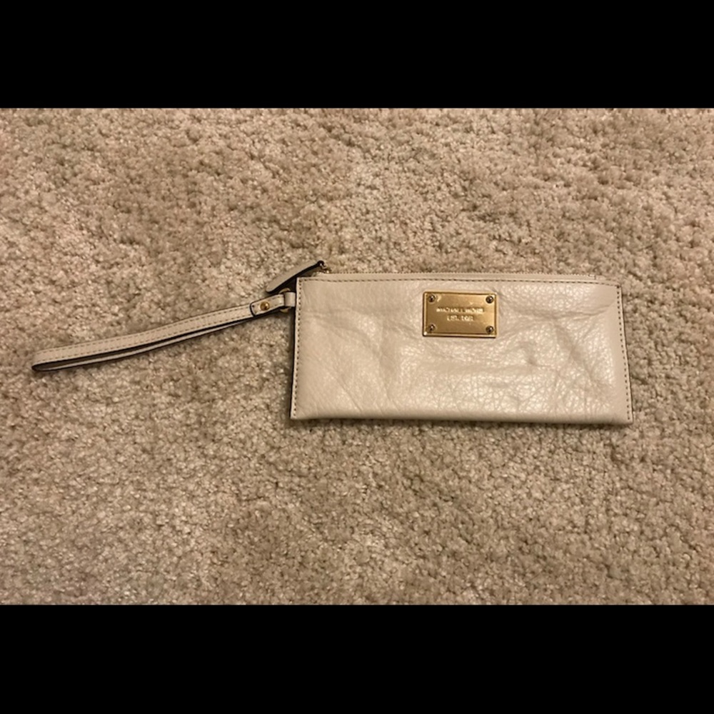 Michael kors ivory leather wristlet preowned